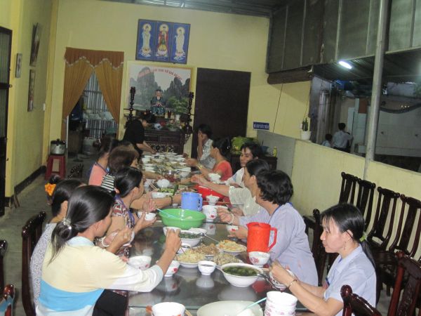 Thầm lặng bên lề khóa tu