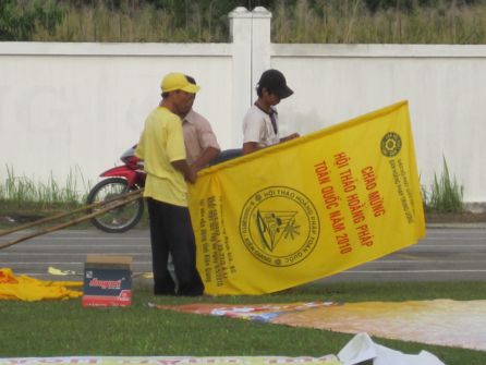 Cờ ngũ sắc tung bay giữa bầu trời Kiên Giang