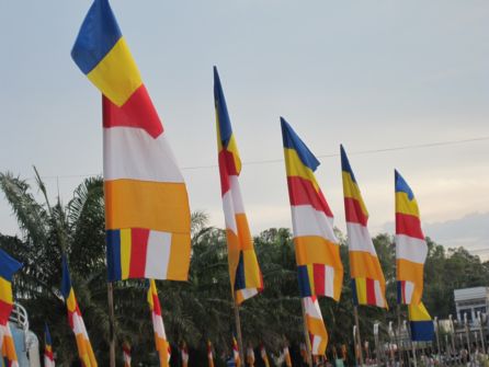 Cờ ngũ sắc tung bay giữa bầu trời Kiên Giang