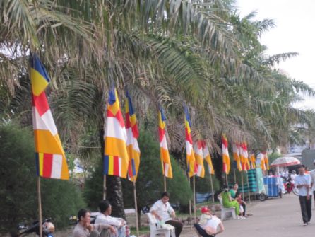 Cờ ngũ sắc tung bay giữa bầu trời Kiên Giang