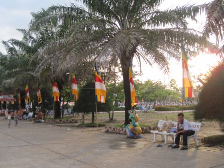 Cờ ngũ sắc tung bay giữa bầu trời Kiên Giang