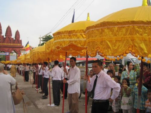 Thành phố Kiên Giang tưng bừng cung đón kim thân Xá Lợi Phật