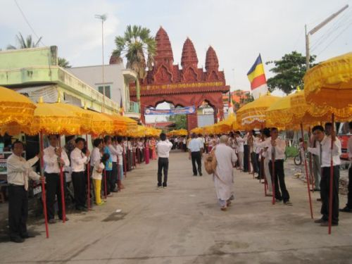 Thành phố Kiên Giang tưng bừng cung đón kim thân Xá Lợi Phật