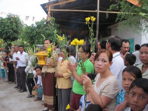 Thành phố Kiên Giang tưng bừng cung đón kim thân Xá Lợi Phật