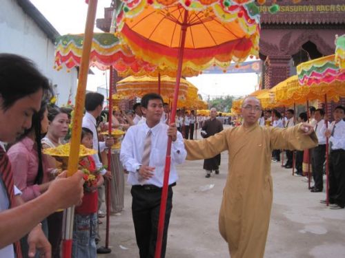 Thành phố Kiên Giang tưng bừng cung đón kim thân Xá Lợi Phật