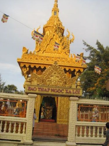 Thành phố Kiên Giang tưng bừng cung đón kim thân Xá Lợi Phật