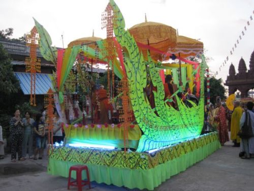 Thành phố Kiên Giang tưng bừng cung đón kim thân Xá Lợi Phật