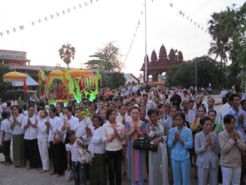 Thành phố Kiên Giang tưng bừng cung đón kim thân Xá Lợi Phật