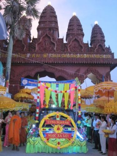 Thành phố Kiên Giang tưng bừng cung đón kim thân Xá Lợi Phật