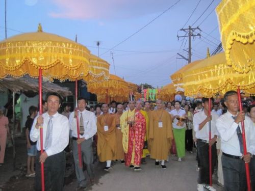 Thành phố Kiên Giang tưng bừng cung đón kim thân Xá Lợi Phật