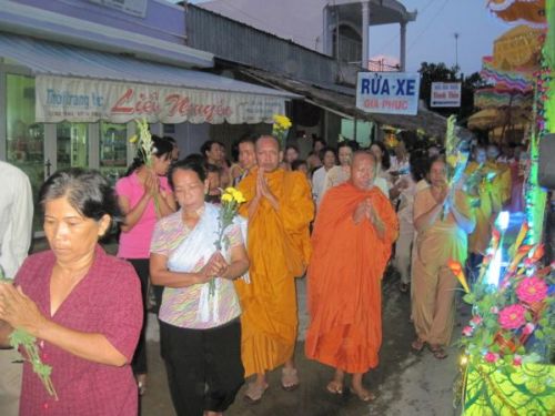 Thành phố Kiên Giang tưng bừng cung đón kim thân Xá Lợi Phật