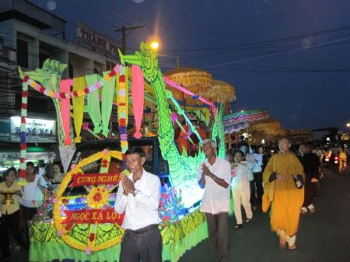 Thành phố Kiên Giang tưng bừng cung đón kim thân Xá Lợi Phật