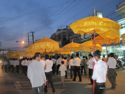 Thành phố Kiên Giang tưng bừng cung đón kim thân Xá Lợi Phật