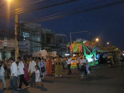 Thành phố Kiên Giang tưng bừng cung đón kim thân Xá Lợi Phật