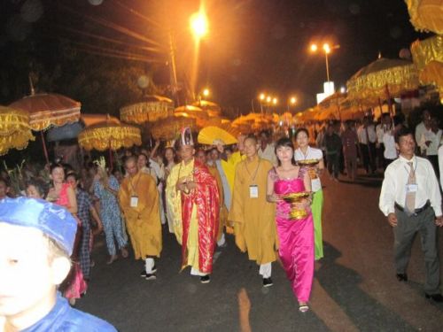 Thành phố Kiên Giang tưng bừng cung đón kim thân Xá Lợi Phật