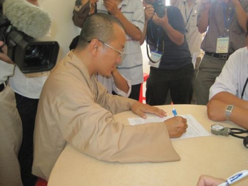 Giọt máu mang tình yêu thương