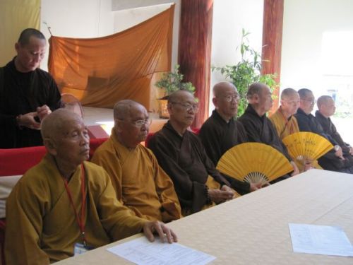 Giọt máu mang tình yêu thương