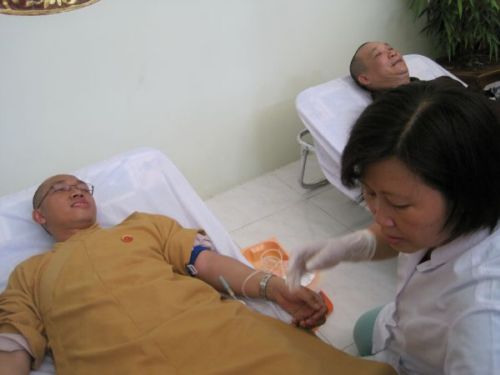 Giọt máu mang tình yêu thương