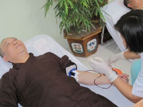 Giọt máu mang tình yêu thương