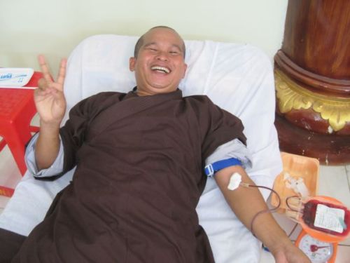 Giọt máu mang tình yêu thương