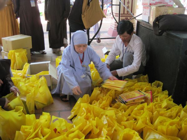 Đoàn thanh Thiếu nhi, Thiếu niên Phật tử về đảnh lễ chư Tôn đức Giáo phẩm lãnh đạo GHPGVN
