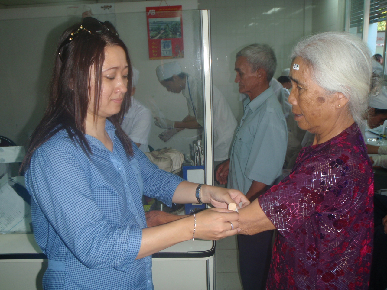 Đạo Phật Ngày Nay ủng hộ mổ mắt cho người nghèo ngày 20-4-2010