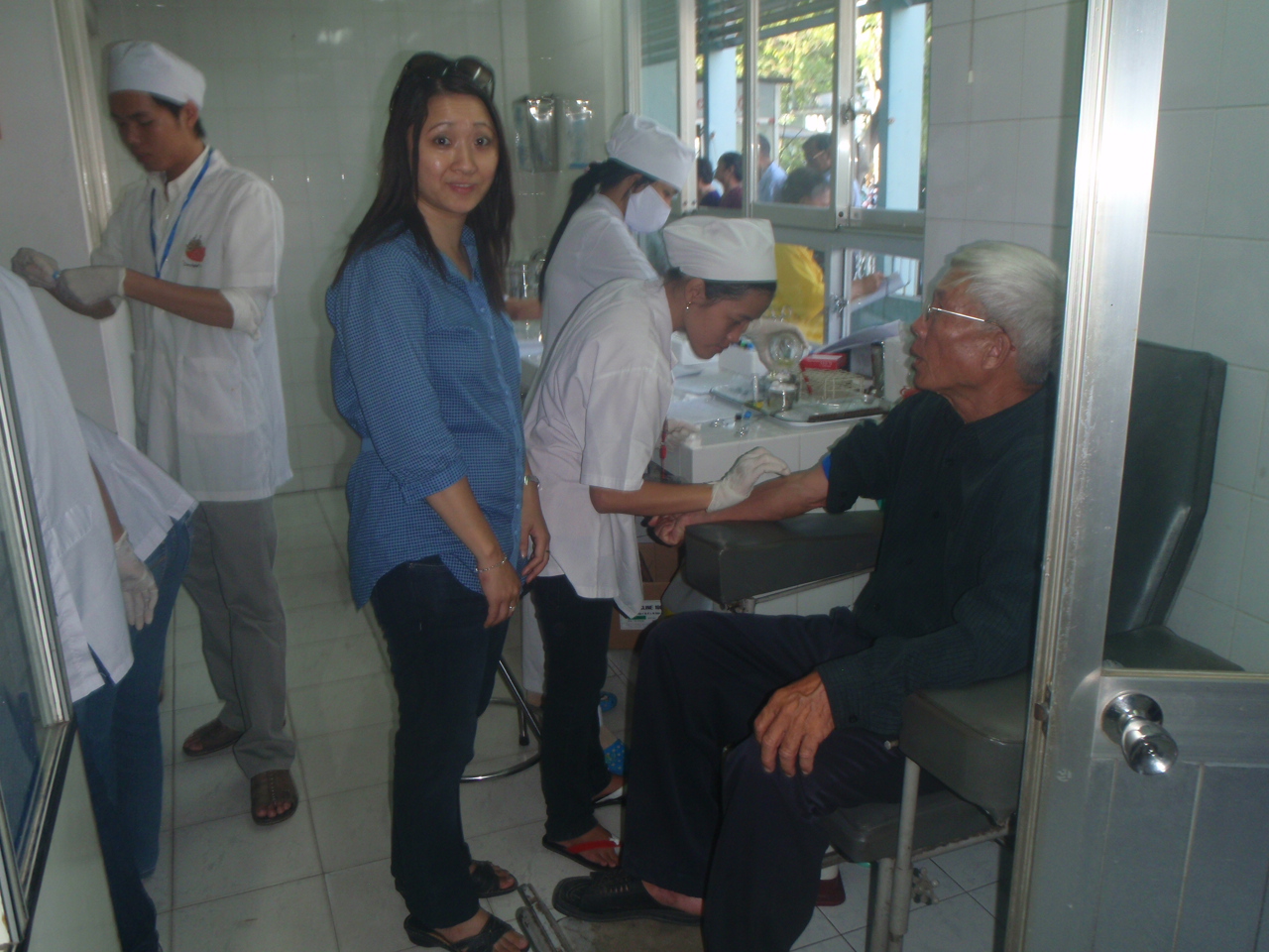 Đạo Phật Ngày Nay ủng hộ mổ mắt cho người nghèo ngày 20-4-2010
