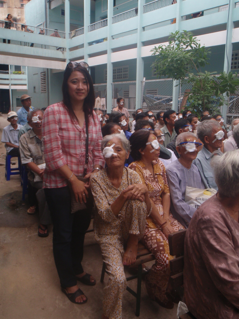 Đạo Phật Ngày Nay ủng hộ mổ mắt cho người nghèo ngày 20-4-2010