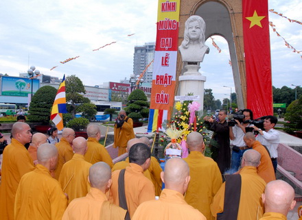 TP.HCM: Đặt vòng hoa tưởng niêm Bồ tát Thích Quảng Đức nhân Đại lễ Phật đản PL.2554