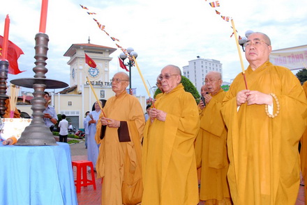 TP.HCM: Đặt vòng hoa tưởng niêm Bồ tát Thích Quảng Đức nhân Đại lễ Phật đản PL.2554