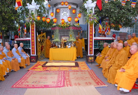 TP.HCM: Đặt vòng hoa tưởng niêm Bồ tát Thích Quảng Đức nhân Đại lễ Phật đản PL.2554