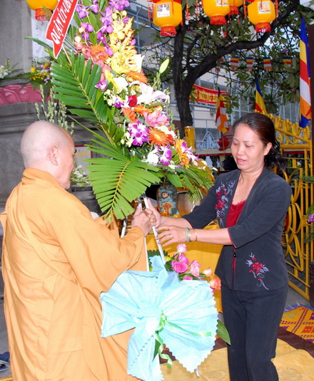 TP.HCM: Đặt vòng hoa tưởng niêm Bồ tát Thích Quảng Đức nhân Đại lễ Phật đản PL.2554