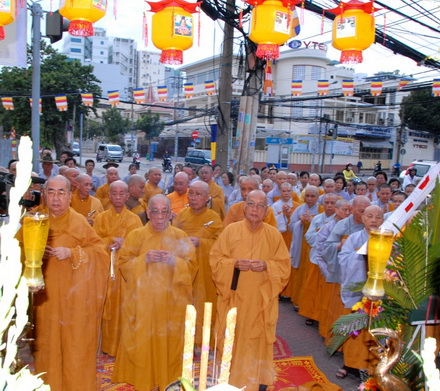 TP.HCM: Đặt vòng hoa tưởng niêm Bồ tát Thích Quảng Đức nhân Đại lễ Phật đản PL.2554
