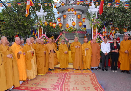 TP.HCM: Đặt vòng hoa tưởng niêm Bồ tát Thích Quảng Đức nhân Đại lễ Phật đản PL.2554