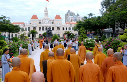 TP.HCM: Đặt vòng hoa tưởng niêm Bồ tát Thích Quảng Đức nhân Đại lễ Phật đản PL.2554