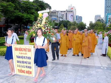TP.HCM: Đặt vòng hoa tưởng niêm Bồ tát Thích Quảng Đức nhân Đại lễ Phật đản PL.2554