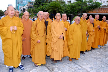 TP.HCM: Đặt vòng hoa tưởng niêm Bồ tát Thích Quảng Đức nhân Đại lễ Phật đản PL.2554
