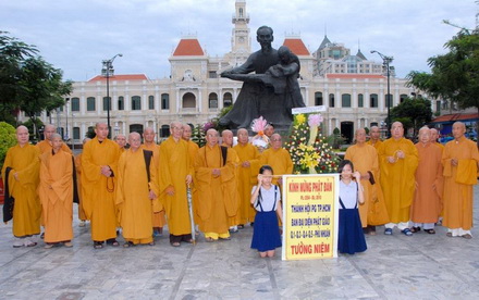 TP.HCM: Đặt vòng hoa tưởng niêm Bồ tát Thích Quảng Đức nhân Đại lễ Phật đản PL.2554