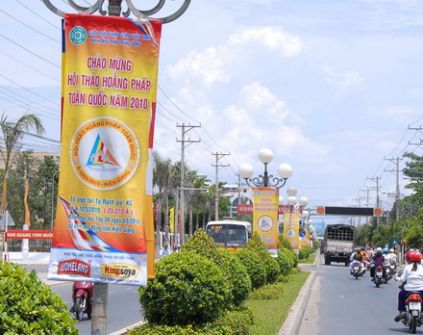 Cờ ngũ sắc tung bay giữa bầu trời Kiên Giang