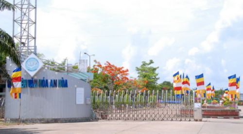 Cờ ngũ sắc tung bay giữa bầu trời Kiên Giang