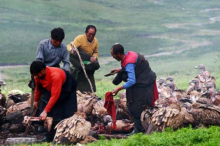 Tục thiên táng trên cánh đồng ma của người Tạng