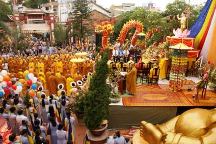 Đà Nẵng Tưng bừng Đại lễ Phật Đản 2554 DL.2010