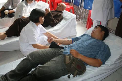 Khởi động hiến máu đón chào hội thảo Phật giáo toàn quốc 2010