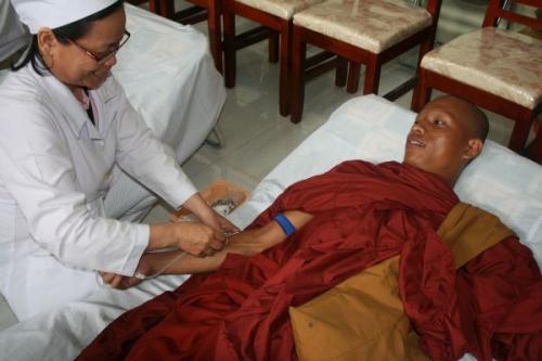 Khởi động hiến máu đón chào hội thảo Phật giáo toàn quốc 2010