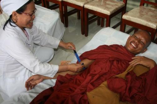 Khởi động hiến máu đón chào hội thảo Phật giáo toàn quốc 2010