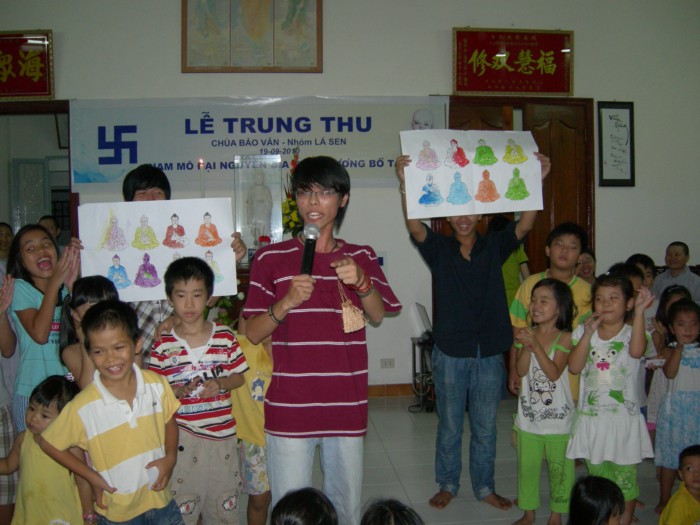 Nhóm Lá Sen tổ chức Lễ Trung thu theo nghi thức Phật giáo tại chùa Bảo Vân