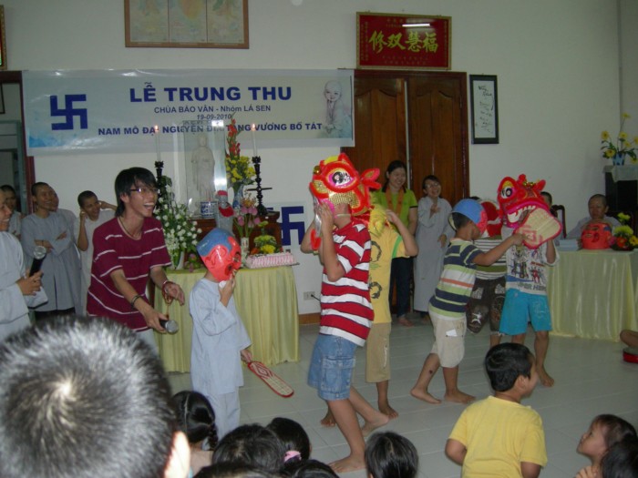 Nhóm Lá Sen tổ chức Lễ Trung thu theo nghi thức Phật giáo tại chùa Bảo Vân