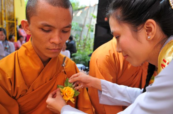 Tịnh xá Ngọc Tuyền - Hóc Môn dâng pháp y nhân mùa Vu lan