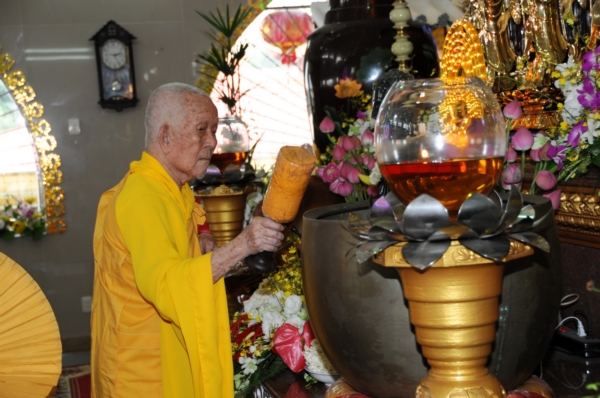 Hòa thượng Thích Trí Tịnh  chứng minh Lễ tác bạch Tự tứ tại chùa Vạn Đức