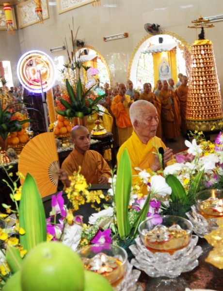 Hòa thượng Thích Trí Tịnh  chứng minh Lễ tác bạch Tự tứ tại chùa Vạn Đức